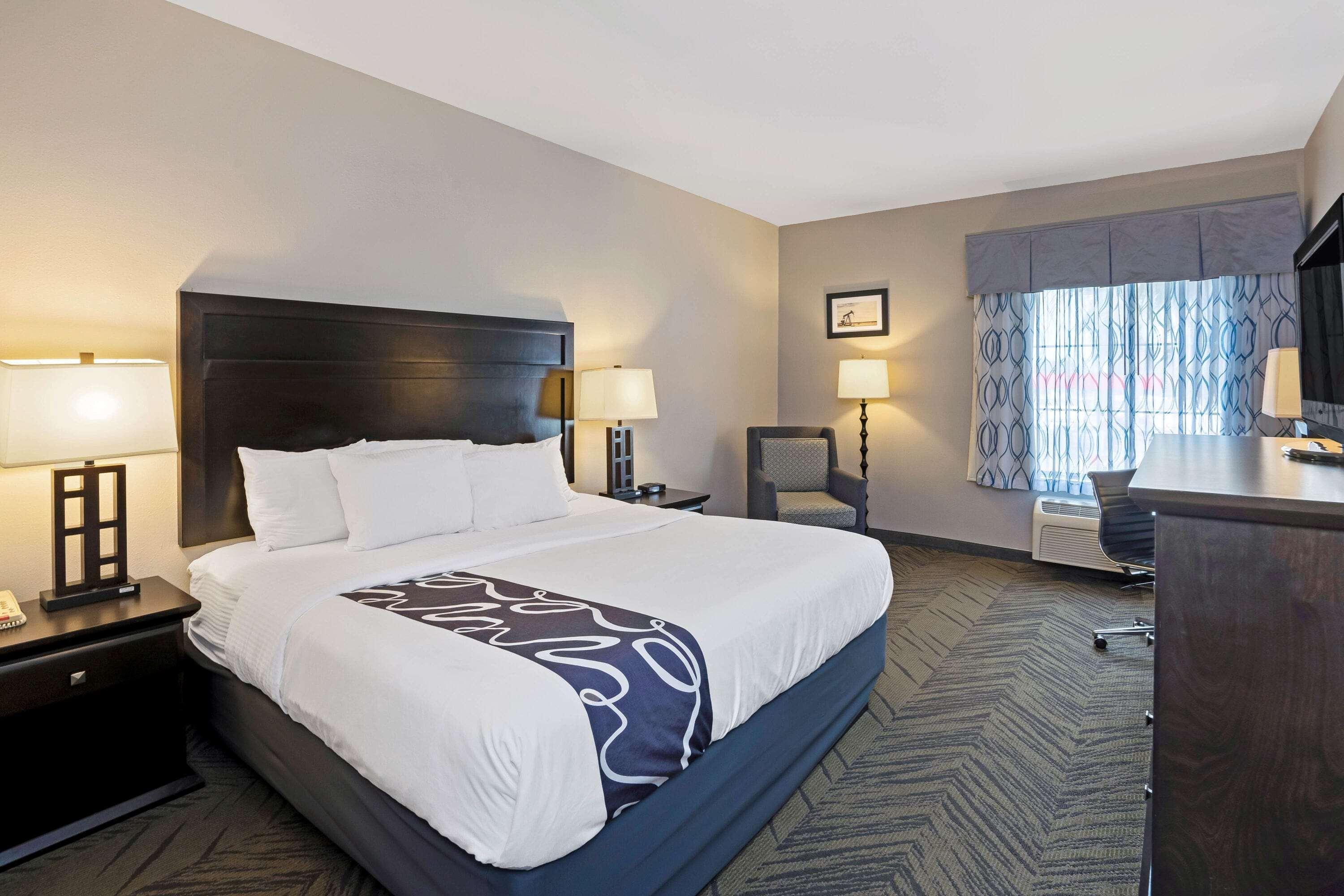 Отель La Quinta By Wyndham Brookshire West Katy Экстерьер фото
