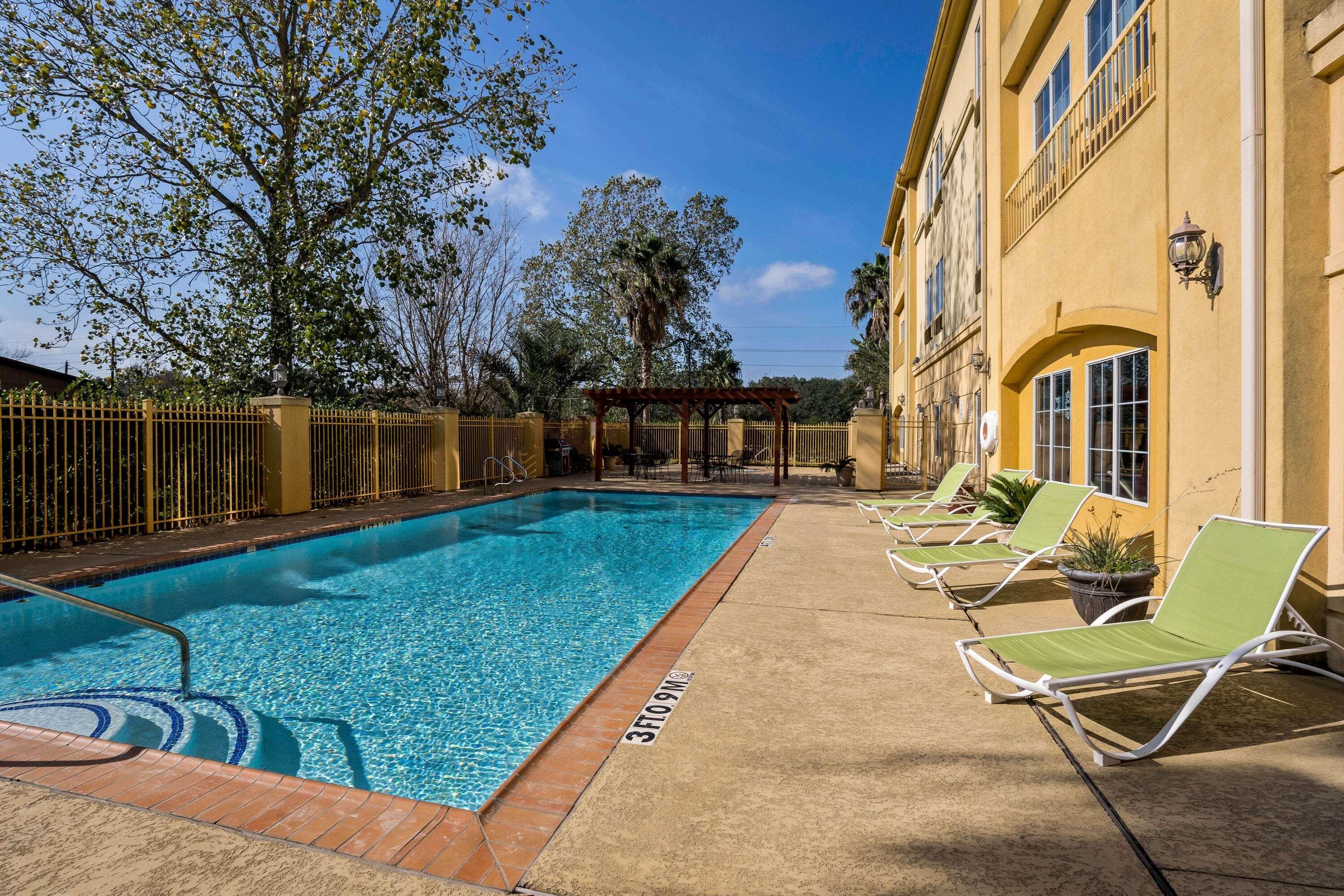 Отель La Quinta By Wyndham Brookshire West Katy Экстерьер фото