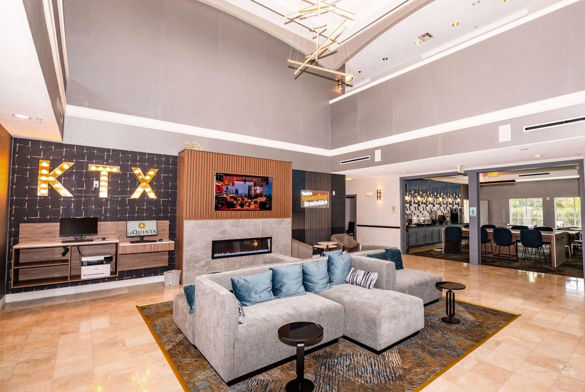 Отель La Quinta By Wyndham Brookshire West Katy Экстерьер фото
